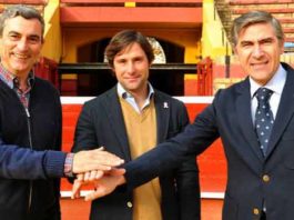 Carlos Pereda, Andrés Romero y Óscar Polo sellan el acuerdo de apoderamiento.