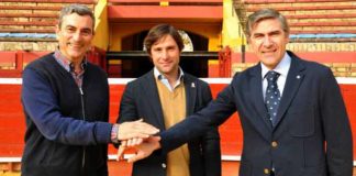 Carlos Pereda, Andrés Romero y Óscar Polo sellan el acuerdo de apoderamiento.