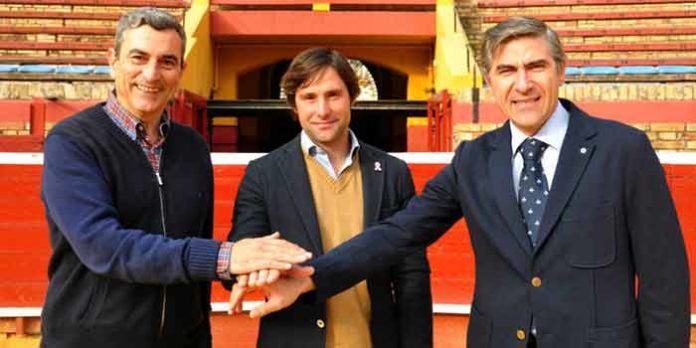 Carlos Pereda, Andrés Romero y Óscar Polo sellan el acuerdo de apoderamiento.