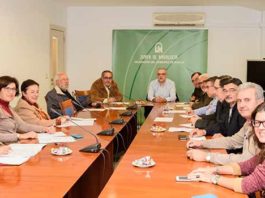 Los miembros del jurado de los 'Premios taurinos provinciales de Huelva' durante la deliberación.