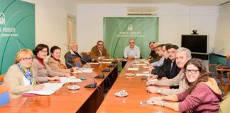 Los miembros del jurado de los 'Premios taurinos provinciales de Huelva' durante la deliberación.