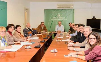 Los miembros del jurado de los 'Premios taurinos provinciales de Huelva' durante la deliberación.