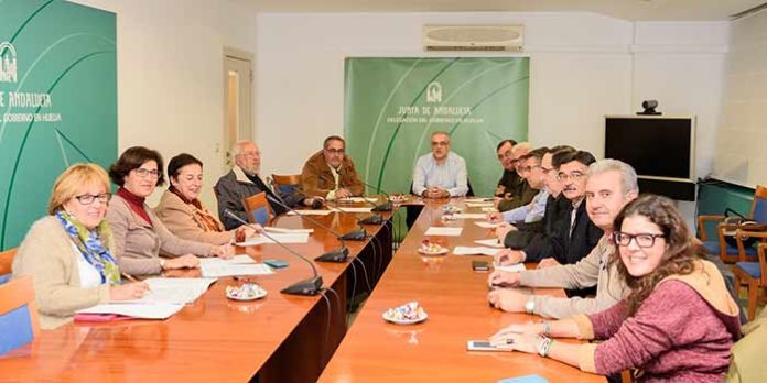 Los miembros del jurado de los 'Premios taurinos provinciales de Huelva' durante la deliberación.